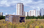 Folke Köbberling u. Martin Kaltwasser, Hausbau, 2004; 400 x 400 cm, A temporary house built overnight on the edge of Gropiusstadt. Copyright: Folke Köbberling u. Martin Kaltwasser 