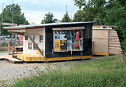 Folke Köbberling u. Martin Kaltwasser, Fliegende Bauten, 2006; A temporary open-air cinema with heated indoor seating consisting of 4 pavilions and 1 video wall on St. Quirin Platz, Munich, built from found materials Each building measures approx 75 cubic metres. Copyright: Folke Köbberling u. Martin Kaltwasser